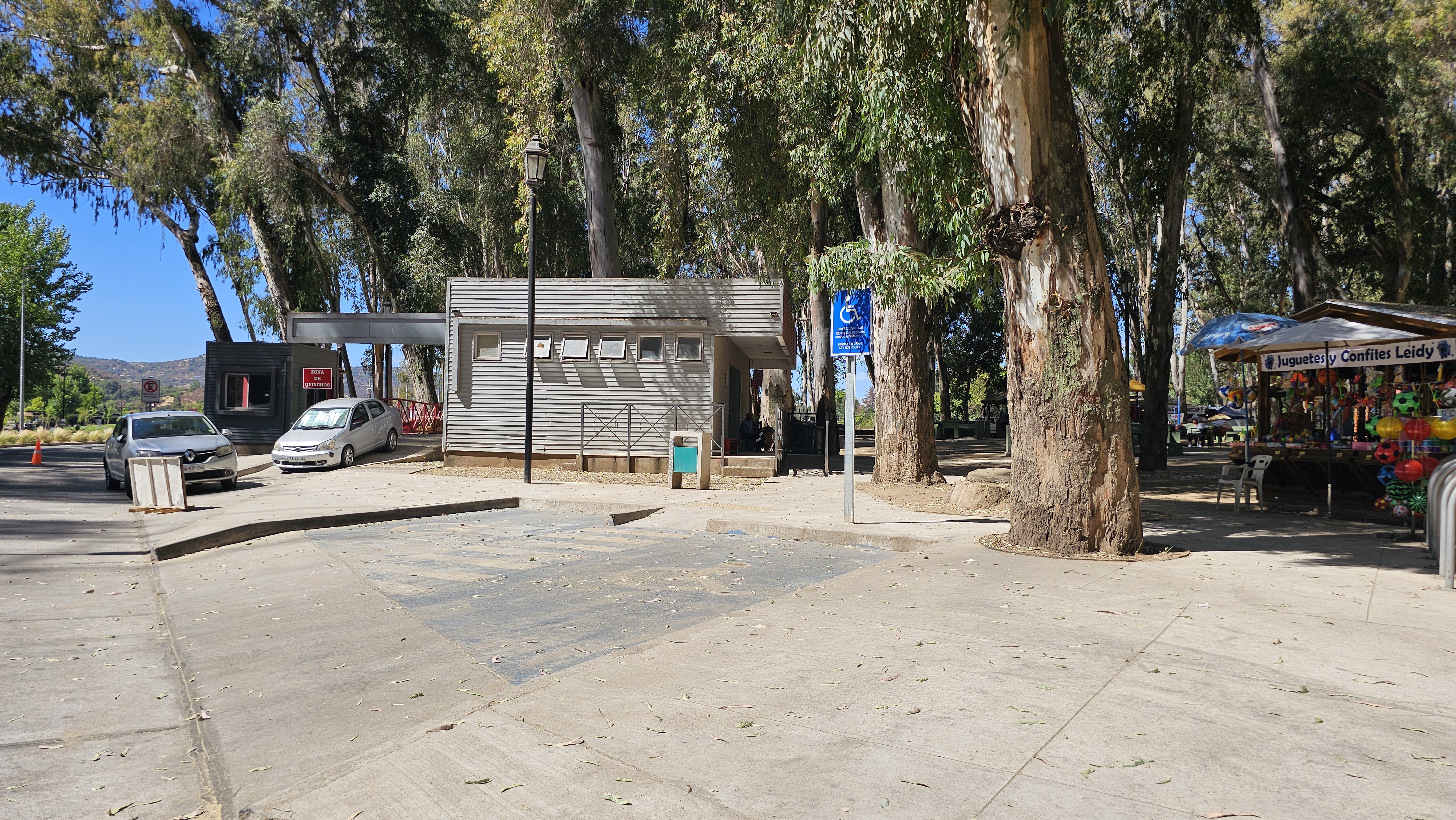 Fotografía del estacionamiento doble, desde una perspectiva derecha, se aprecia alrededores totalmente pavimentados